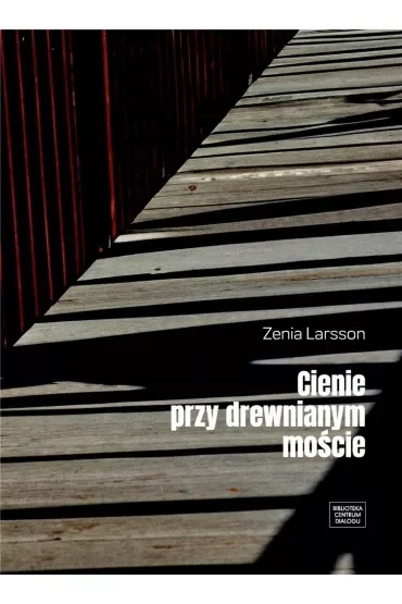 Cienie przy drewnianym moście