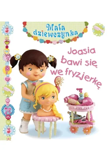 Joasia bawi się we fryzjerkę. Mała dziewczynka
