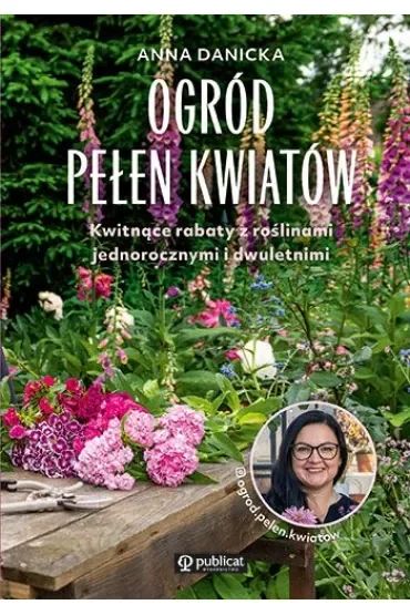 Ogród pełen kwiatów. Kwitnące rabaty z roślinami jednorocznymi i dwuletnimi